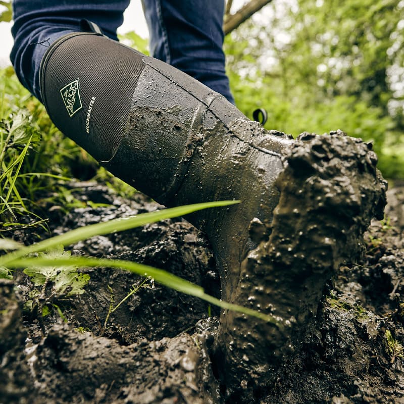 Muck Boots auf schlammigem Boden