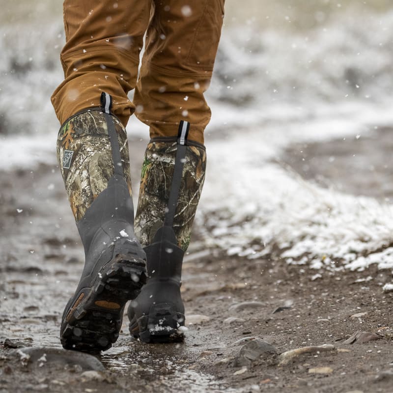 Muck Boots auf Waldboden